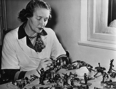 Puiset lelut valmistuvat Wienissä, Itävallassa, matkalla Amerikkaan, 1952 tekijältä Unbekannt