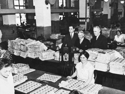 Workers Making Money, Washington, D.C., n. 1929 (b/w kuva) tekijältä Unbekannt