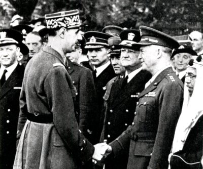 Toinen maailmansota: De Gaulle tervehtii Eisenhoweria, 1944 tekijältä Unbekannt