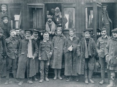 Haavoittuneet englantilaiset joukot matkalla tukikohtaan, vuonna 1914 tekijältä Unbekannt