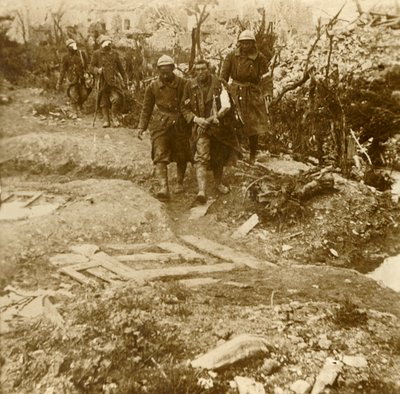 Haavoittuneet ranskalaiset jalkaväkijoukot saapuvat Chateau dEsnesiin, Verdunissa, Pohjois-Ranskassa, 1916 tekijältä Unbekannt