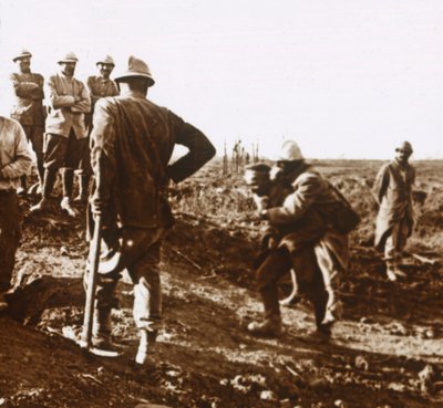 Haavoittunut sotilas, Haute Chevauchée, Pohjois-Ranska, c1914-c1918 tekijältä Unbekannt