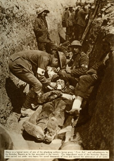 Haavoittunut sotilas hoidetaan haudoissa, Sommen taistelu, ensimmäinen maailmansota, 1916, 1935. tekijältä Unbekannt