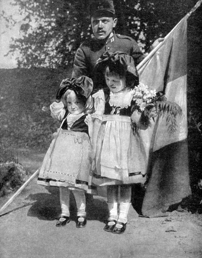 Nuoret elsassilaiset lapset perinteisessä asussa ranskalaisen sotilaan kanssa, ensimmäinen maailmansota, 1915 tekijältä Unbekannt