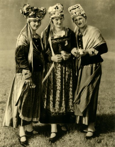 Nuoret naiset perinteisissä pukuissa, Steiermark, Itävalta, 1935. tekijältä Unbekannt