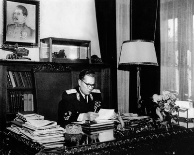 Jugoslavian johtaja marsalkka Josip Broz Tito toimistossaan Belgradissa, Jugoslaviassa, c1946-c1947. tekijältä Unbekannt