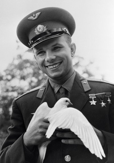 Juri Gagarin, venäläinen kosmonautti, c1963-c1964 tekijältä Unbekannt