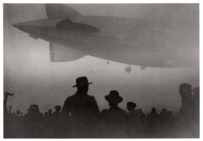 Zeppelin LZ 126 nouseva sumussa, c1924-1933 1933 tekijältä Unbekannt