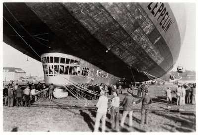 Zeppelin LZ 127 Graf Zeppelin laskeutumisen jälkeen, 1933 tekijältä Unbekannt