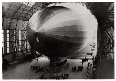 Zeppelin LZ 127 Graf Zeppelin saapumassa halliinsa, 1933 tekijältä Unbekannt