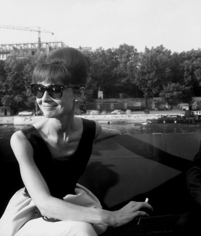 Näyttelijä Audrey Hepburn sijoittuvassa elokuvassa Paris "Paris When It Sizzles" 13. heinäkuuta 1962 tekijältä Unbekannt Unbekannt