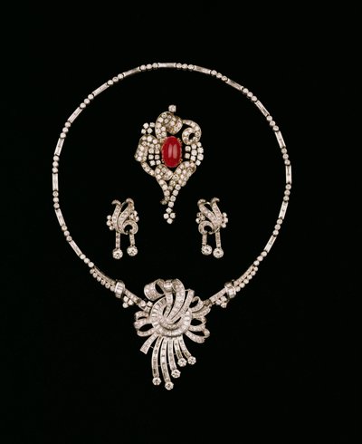 Art Deco timanttikorut: patonki timanttiriipus, cabochon rubiini ja timanttirulla rintakoru, timanttiriipus korvakorut tekijältä Unbekannt Unbekannt