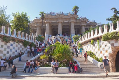 Barcelona, Espanja. Sisäänkäynti Antoni Gaudin suunnittelemaan Unescon maailmanperintökohteeseen, Parc Güelliin. tekijältä Unbekannt Unbekannt