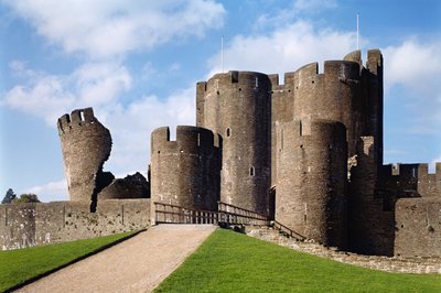 Caerphilly Castle, ulkokuva silta ja kalteva torni, englantilainen koulu, (1200-luku), valmistunut 1277, Glamorgan, Wales tekijältä Unbekannt Unbekannt