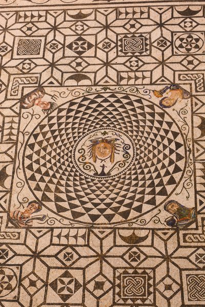 Carmona, Sevillan maakunta, Espanja. Roomalainen Medusan mosaiikki kaupungintalossa. tekijältä Unbekannt Unbekannt