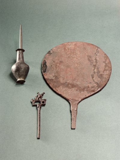 Kuparihiusneula, collyriumtanko ruukulla ja peilillä, Mohenjodaro, 2300-1750 eaa. tekijältä Unbekannt Unbekannt