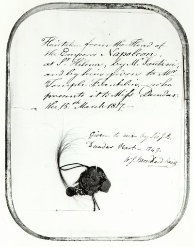 Giovanni Natale Santinin leikkaat hiukset keisari Napoleonin päästä ja lahjoitti hän William Temple Franklinille, 1816 (hiukset) tekijältä Unbekannt Unbekannt