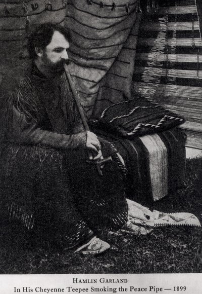 Hamlin Garland Cheyenne Teepee -elokuvassaan, joka polttaa rauhanpiippua elokuvasta A Son of the Middle Border, 1899 tekijältä Unbekannt Unbekannt