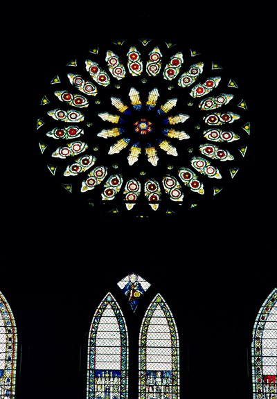 Marigold Window tai St. Catherines Window, n. 1515. Punaiset ja valkoiset ruusut muistuttavat Yorkin ja Lancasterin talojen liitosta Henry VII:n avioliiton kautta. tekijältä Unbekannt Unbekannt