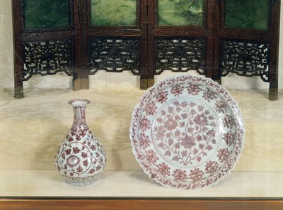 Päärynän muotoinen pullo, koristeltu aluslasituksen punaisella vierivillä krysanteemin oksilla, Hung Wu -kausi (1368-98) tekijältä Unbekannt Unbekannt