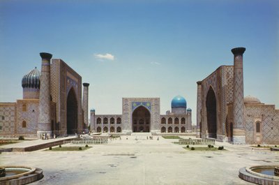 Registan, jossa on kolme muhammedilaista uskonnollista korkeakoulua (madrasah) tekijältä Unbekannt Unbekannt