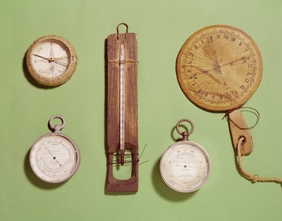 Scottsin kompassi, lämpömittari, aurinkokello, barometri ja korkeusasteikko, joita käytettiin Etelämanner-retkillä, 1910-12 tekijältä Unbekannt Unbekannt