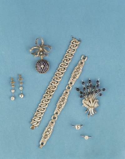 Valikoima Art Deco -koruja: linkkirannerenkaita; safiiri- ja timanttikellot; solitaire sormukset; cabochon safiiri spray rintakoru (timantti) tekijältä Unbekannt Unbekannt