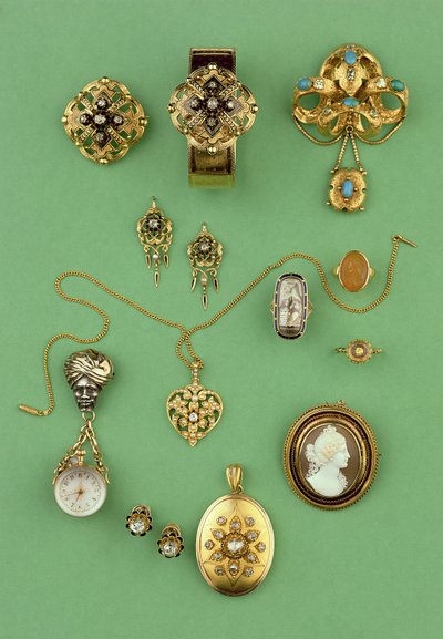 Valikoima koruja: kulta- ja emalirannekoru, kultainen ja turkoosi Stomacher-rintakoru, Fob-kello, surusormus, Cornelian cameo sormus ja ruusuhiottu timantti medaljonki tekijältä Unbekannt Unbekannt