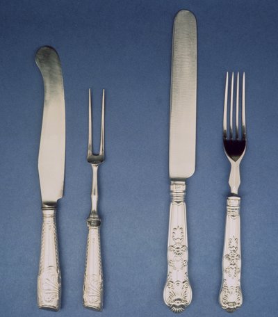 Hopeaveitsi ja -haarukka, Sheffield, n. 1780 ja uudempi versio 1835, Atkin ja Oxley tekijältä Unbekannt Unbekannt