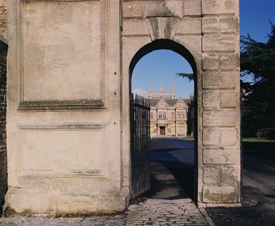 Näkymä etelärintamalle portin kautta, Corsham Court, Wiltshire tekijältä Unbekannt Unbekannt