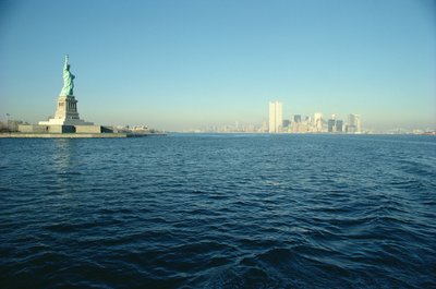 Näkymä Vapaudenpatsaalle ja Manhattan Islandin eteläpäähän tekijältä Unbekannt Unbekannt