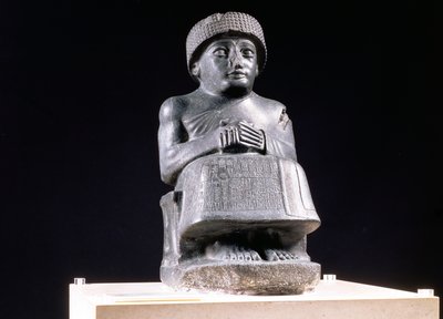 00324 Gudea, Lagashin prinssi, uussumerilaisen Ningizzadalle omistettu patsas Tellohista, muinaisesta Girsusta, noin 2130 eKr. (dioriitti) (katso myös 121795) tekijältä Unbekannt