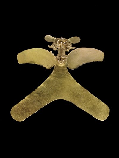 Costa Rican kultainen linturiipus, petolintu, jossa on harjakattoinen nokka ja joka tarttuu pieneen kiharahäntäiseen eläimeen, n. 800-1200 tekijältä Unbekannt
