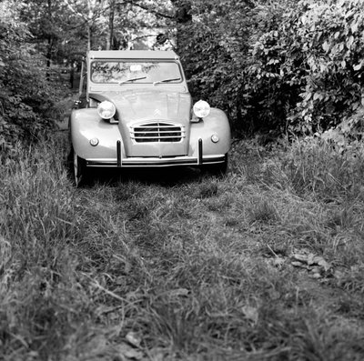 Perhe matkustaa Citroen 2CV:llä, Monza tekijältä Bartolome Esteban and studio Murillo