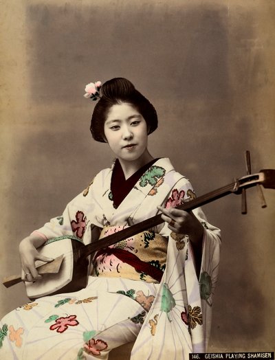 Geisha leikkimässä shamisenia (värillinen kuva) tekijältä Unbekannter Künstler