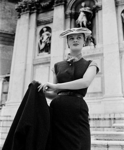 Christian Dior -muotia pukeutunut malli Venetsiassa, 3. kesäkuuta 1951: La Saluten ulkopuolella tekijältä Unbekannt