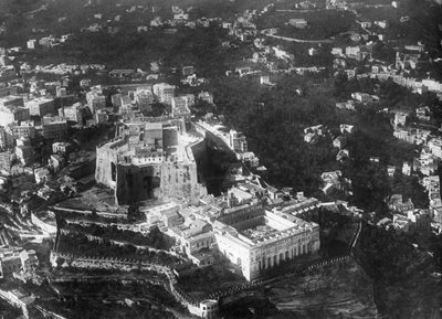 Ilmakuva Napolista, Italiasta, jossa näkyy keskiaikainen kukkulan laella sijaitseva Castel Sant