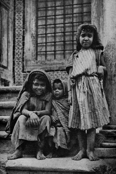 Afrikka. Räätälöidyt arabit moskeijan ulkopuolella Tunisissa. 1920 tekijältä Unbekannt