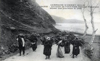 Albania: Mustalaisnaiset puiset niput selässään - Postikortti 1914-1918 tekijältä William M. Timlin