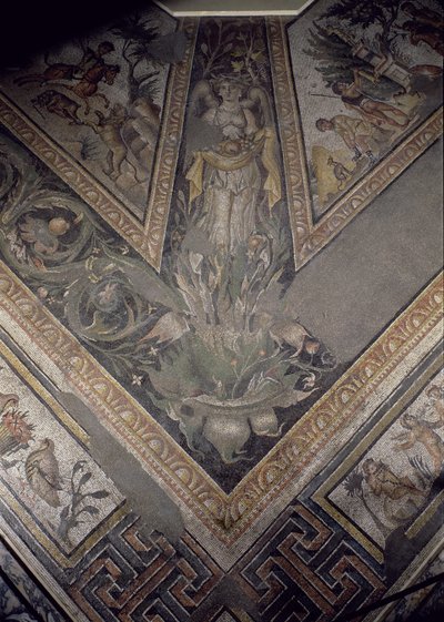Syksyn allegorinen hahmo, yksityiskohta mosaiikkipäällysteestä, joka kuvaa vuodenaikoja ja metsästyskohtauksia, Constantinian-huvilasta Daphnessa, Roomassa, n. 325-330 jKr (marmori, kalkkikivi ja lasimosaiikki) tekijältä Unbekannt
