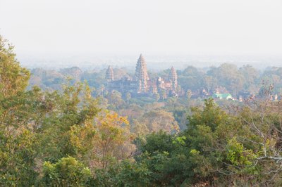 Angkor Wat nähtynä Phnom Bakhengin rinteessä sijaitsevasta temppelistä, Siem Reap, Kambodža (kuva) tekijältä Unbekannter Künstler