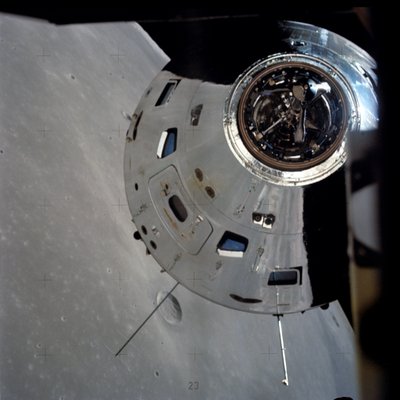 Apollo 17:n komento-/huoltomoduulit kuvattuna kiertoradalla olevasta kuumoduulista tekijältä Unbekannt