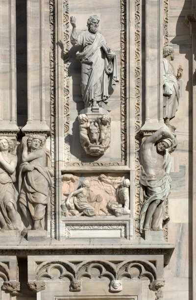 Arkkitehtuuri: Pyhän Luukkaan patsas (1811) ja matala kohokuvio, joka edustaa enkelin ilmestymistä Simsonin äidille (1659). Yksityiskohta Milanon Italian katedraalin julkisivusta (kupoli tai duomo). tekijältä Unbekannt