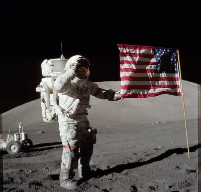 Astronautti Eugene A. Cernan, Apollo 17:n komentaja, on kuvattu Yhdysvaltain lipun vieressä Kuun pinnan ulkopuolisen toiminnan (EVA) aikana Taurus-Littrow