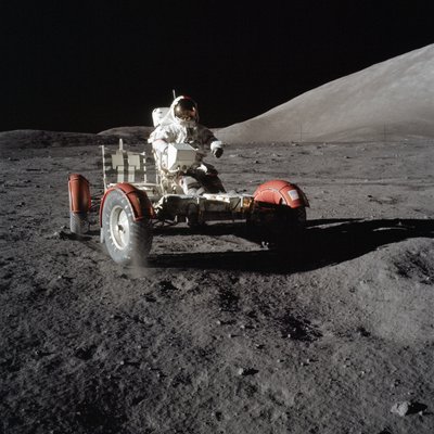 Astronautti Eugene Cernan ajaa Lunar Roving Vehicle -ajoneuvoa ensimmäisen EVA:n aikana tekijältä Unbekannt
