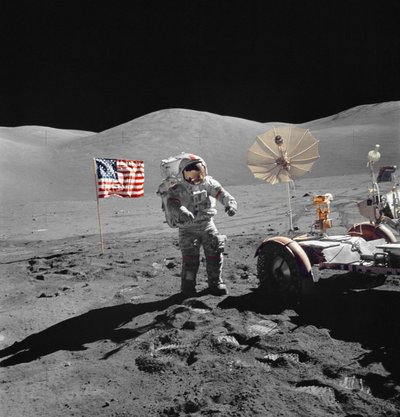 Astronautti Eugene Cernan kävelee kohti LRV:tä EVA:n aikana tekijältä Unbekannt