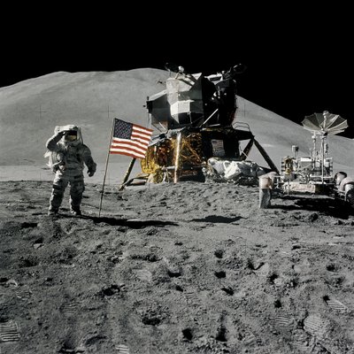 Astronautti Jim Irwin tervehti Yhdysvaltain lippua Apollo 15 -matkan aikana tekijältä Unbekannt