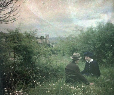 Autochrome anonymous - Touraine ja sen linnat: C pariskunta linnan lähellä, Chinon, Ranska tekijältä Unbekannter Künstler