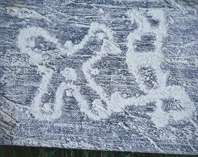 Camunian ruusu, kopio kalliokaiverruksista Valcamonican laaksossa, hiilipiirros, frottage-tekniikka tekijältä Benjamin Baud