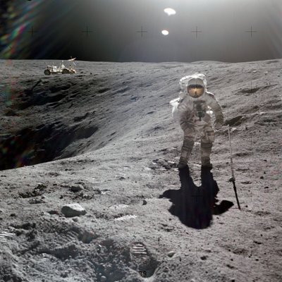 Charles M. Duke, Jr., Apollo 16 -operaation kuumoduulilentäjä, joka kerää kuunäytteitä Plum-kraatterin reunalta huhtikuussa 1972 (kuva) tekijältä Unbekannt